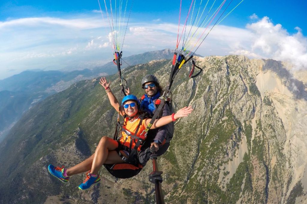 ilustrasi paragliding 3 - KedaiKata.jpg